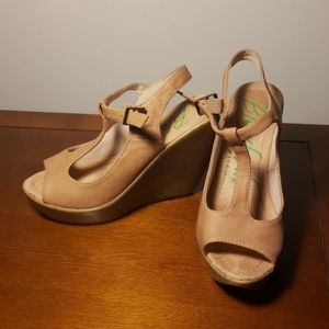 Blowfish Tan T-strap Platform Sandals